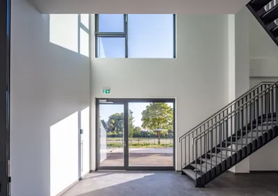 Lichtdurchflutetes Gebäude das zum Freidenken anregt